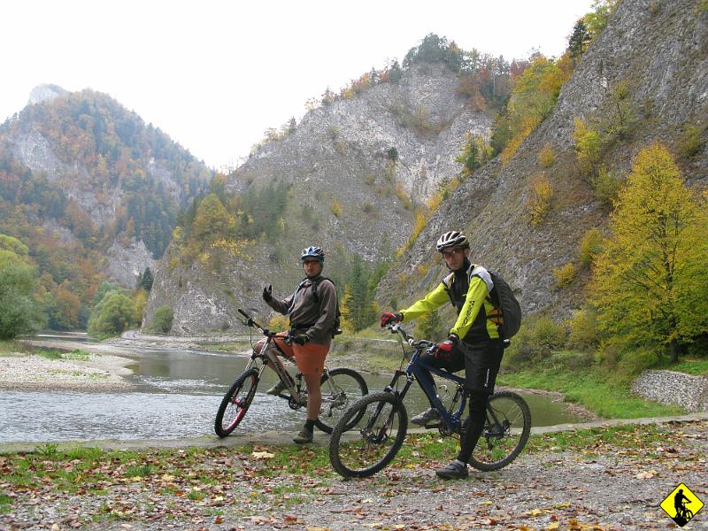 foto 027.jpg - Po obgadaniu kilku zupełnie nieistotnych dla naszego marnego żywota tematów ruszamy, kolory jesieni penetrują zmysł wzroku, głęboko wdzierając się w pamięć długotrwałą :) Dzisiaj jak oglądam te foty to przypominam sobie o magii kolorów w Pieninach.